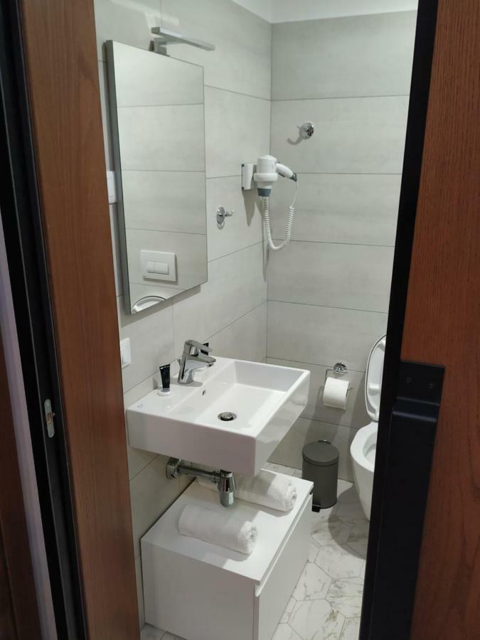 Hotel Pelikan Divjake Ngoại thất bức ảnh