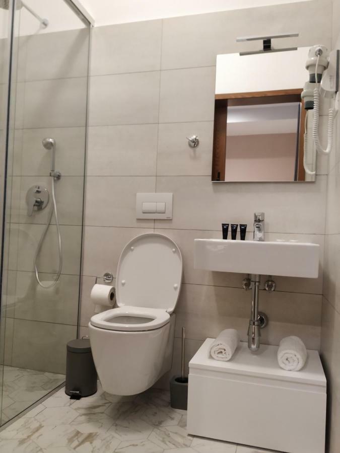 Hotel Pelikan Divjake Ngoại thất bức ảnh